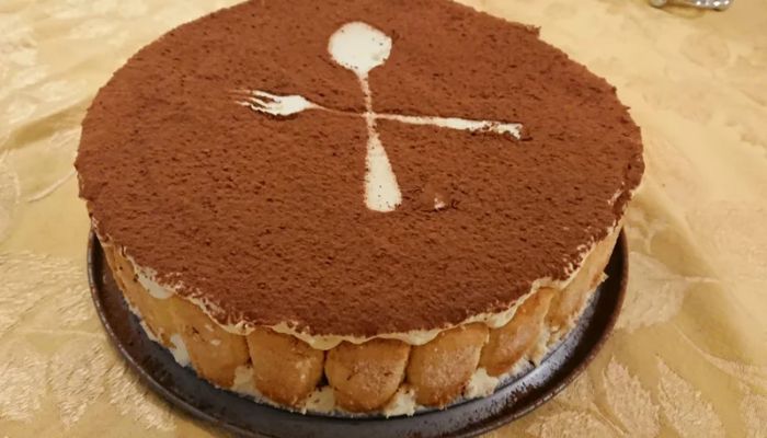 Bột cacao rang xay được phủ lên bánh tiramisu