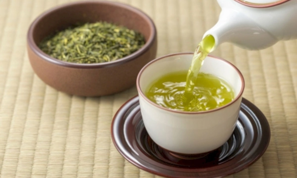 Pha trà bằng ấm thủy tinh