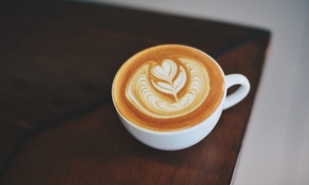 Bắt đầu trước với latte để quen dần vị cà phê sau đó giảm lượng sữa