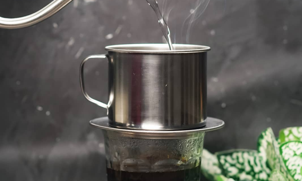 Dùng nước nóng và tăng lượng nước để cà phê nhẹ đắng hơn