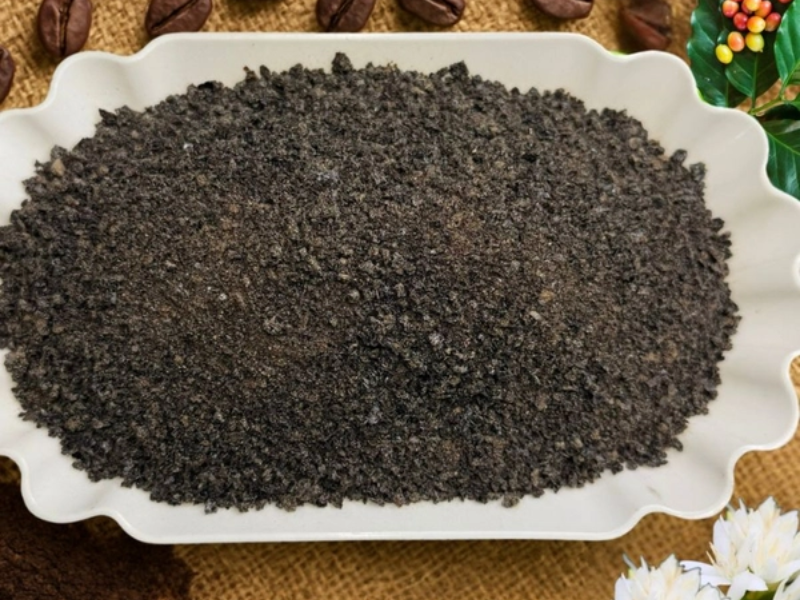 Cà phê sấy lạnh màu quá đen, bóng hoặc vón cục bất thường