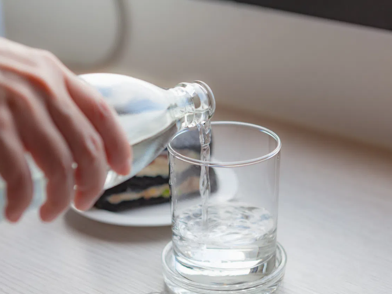 Sử dụng nước lọc sạch sẽ giúp bạn kiểm soát tốt hơn khi pha cold brew